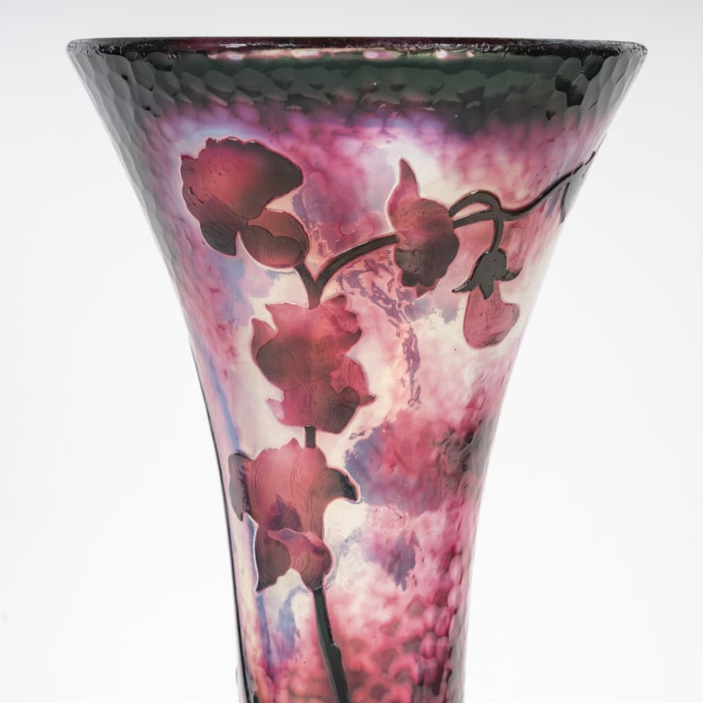 Daum Nancy – Rare vase Martelé De Forme Diabolo Aux Pois De Senteur. Epoque Art Nouveau | Biron 