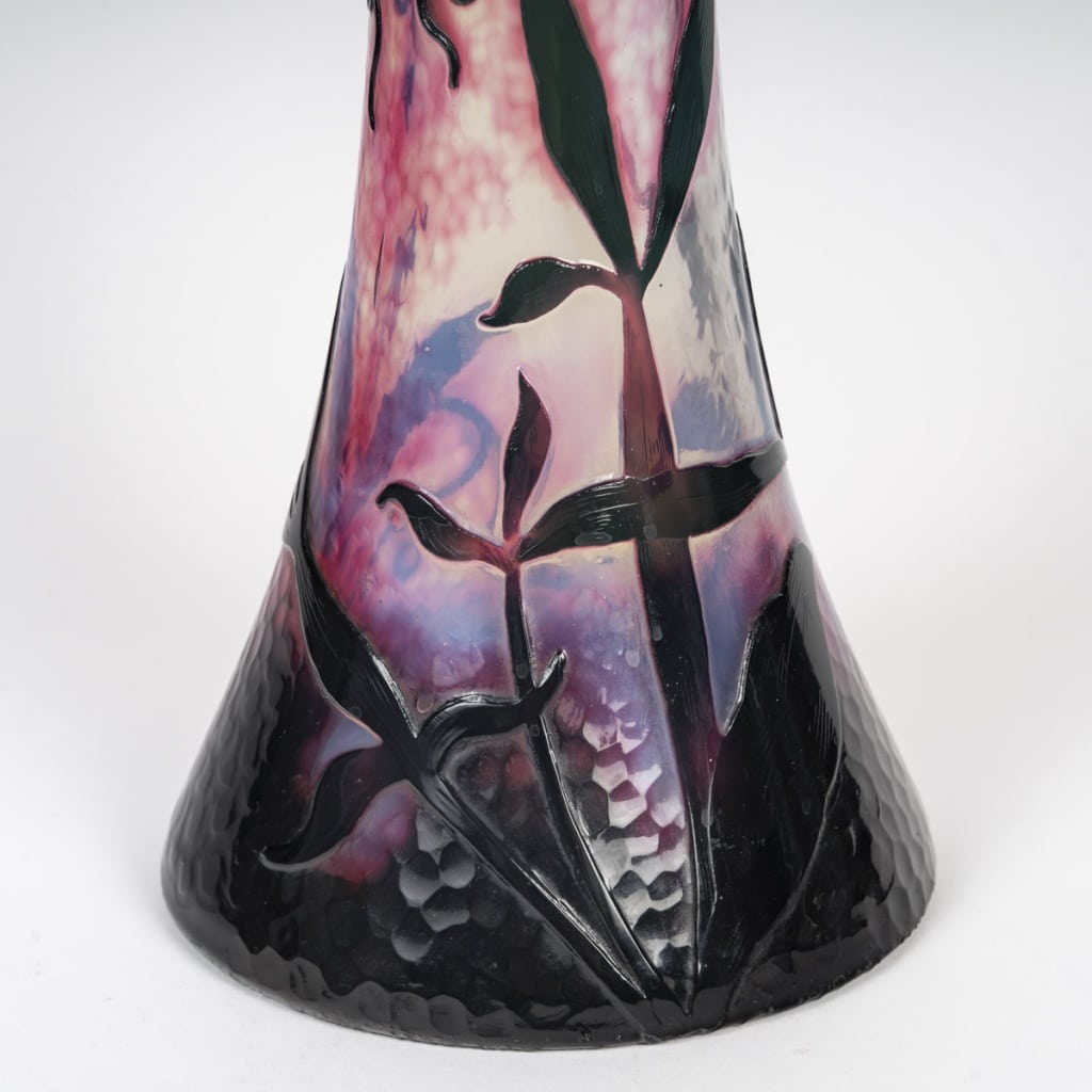 Daum Nancy – Rare vase Martelé De Forme Diabolo Aux Pois De Senteur. Epoque Art Nouveau | Biron 