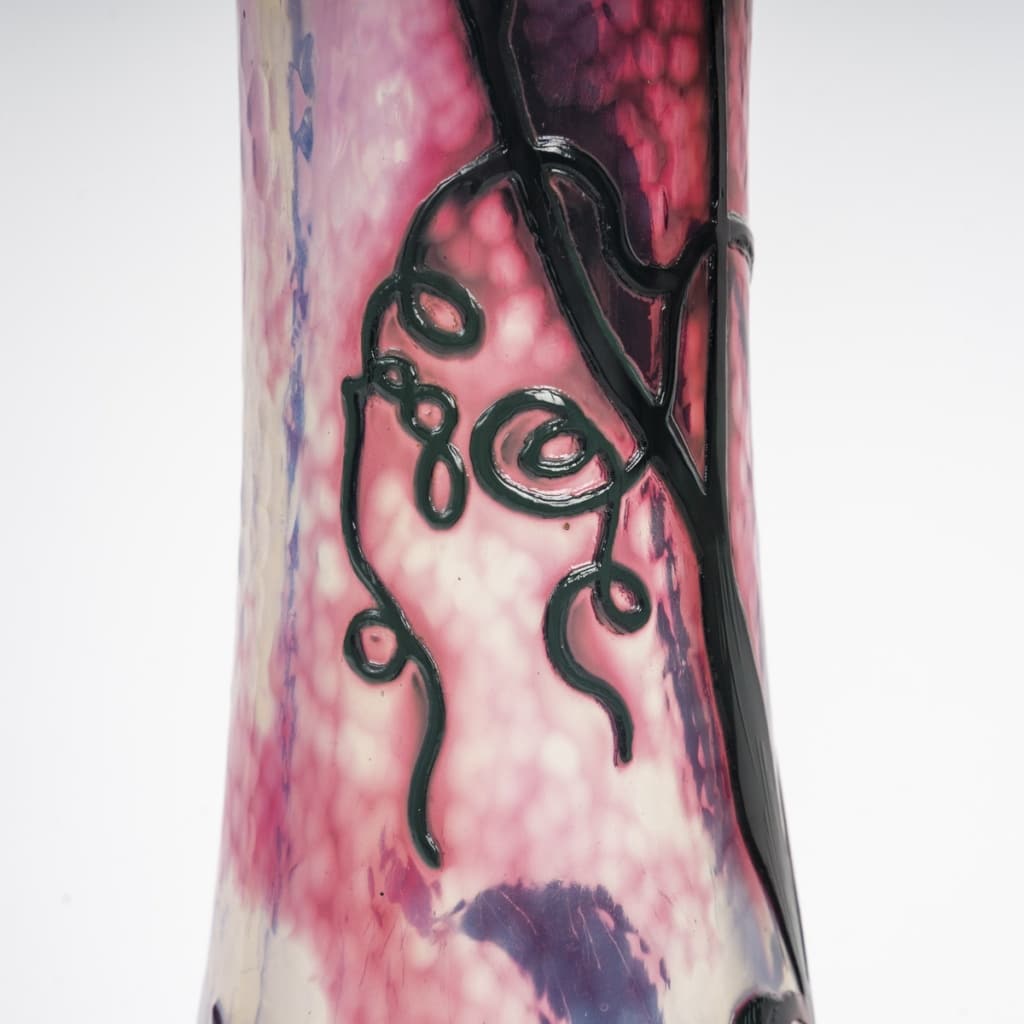 Daum Nancy – Rare vase Martelé De Forme Diabolo Aux Pois De Senteur. Epoque Art Nouveau | Biron 