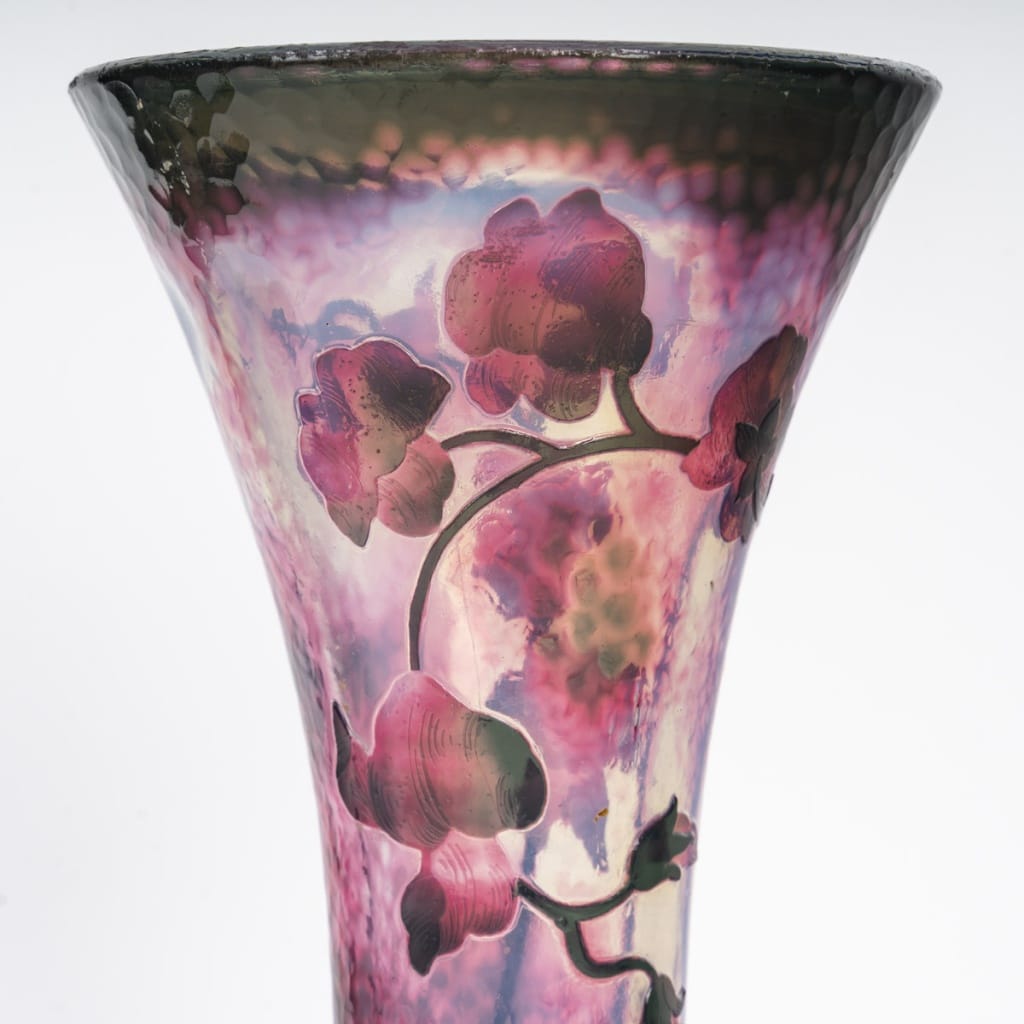 Daum Nancy – Rare vase Martelé De Forme Diabolo Aux Pois De Senteur. Epoque Art Nouveau | Biron 