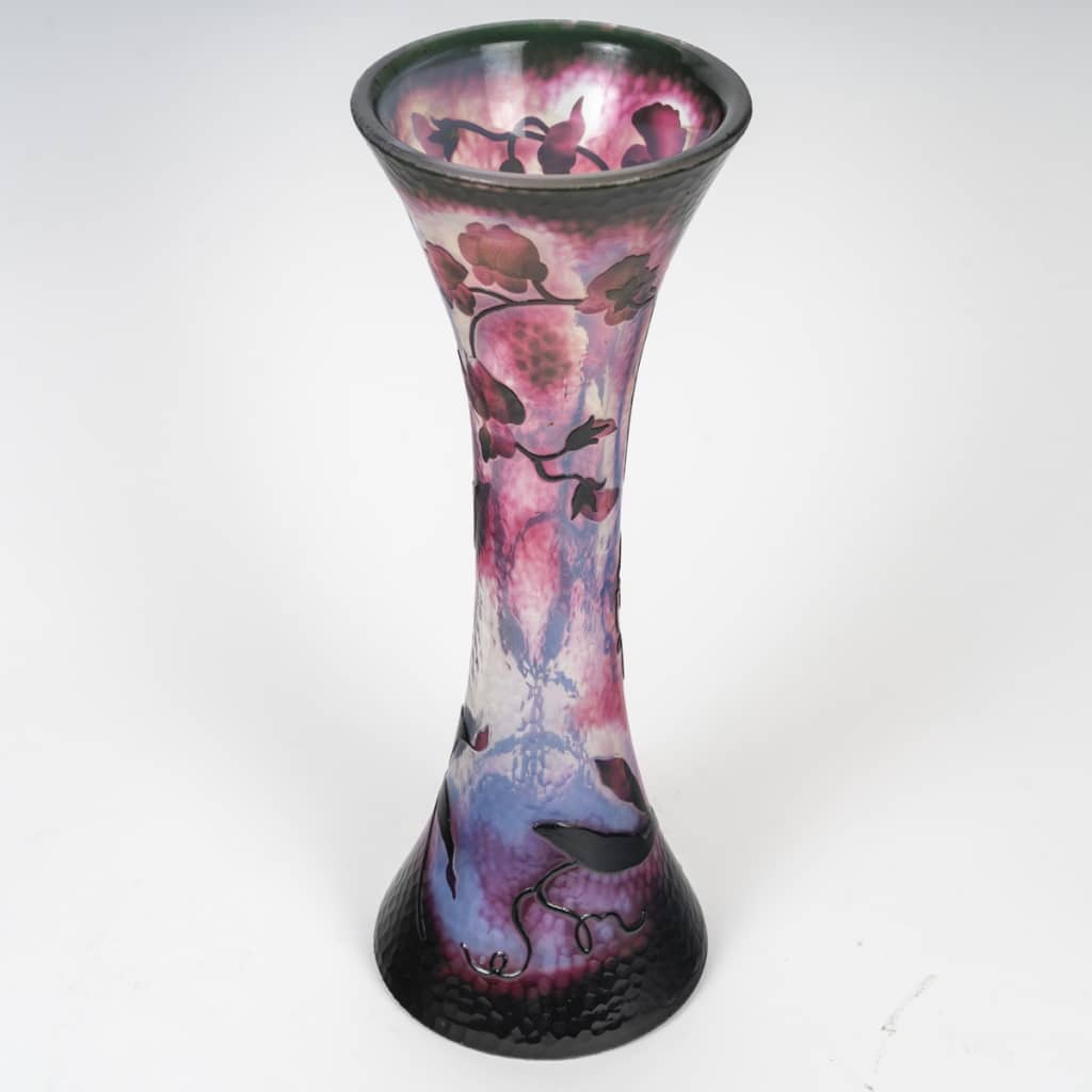 Daum Nancy – Rare vase Martelé De Forme Diabolo Aux Pois De Senteur. Epoque Art Nouveau | Biron 