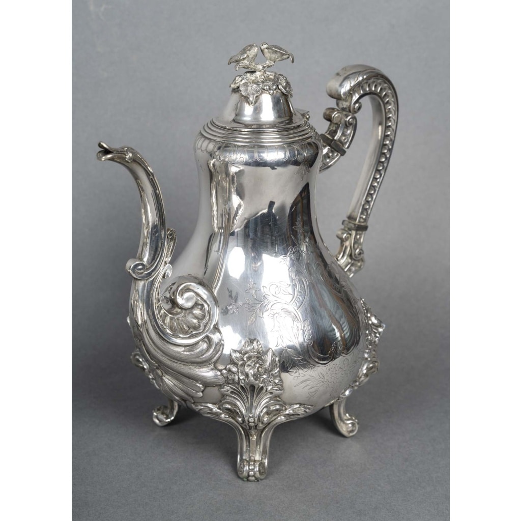 SERVICE A VERSER en Argent de Style Louis XV au Couple de Tourterelles. Paris, seconde moitié du XIX e | Biron 