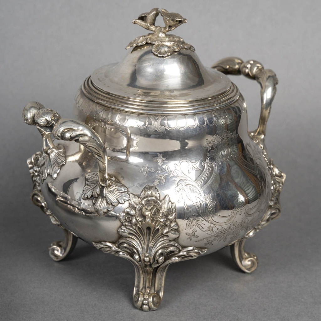 SERVICE A VERSER en Argent de Style Louis XV au Couple de Tourterelles. Paris, seconde moitié du XIX e | Biron 