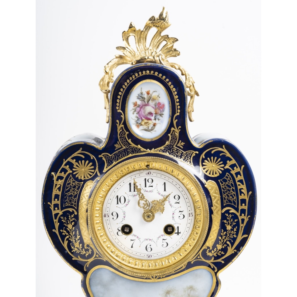Fantaisie Galante pour Cartel à poser Néo-Rococo en porcelaine et bronze doré. Circa 1890 | Biron 