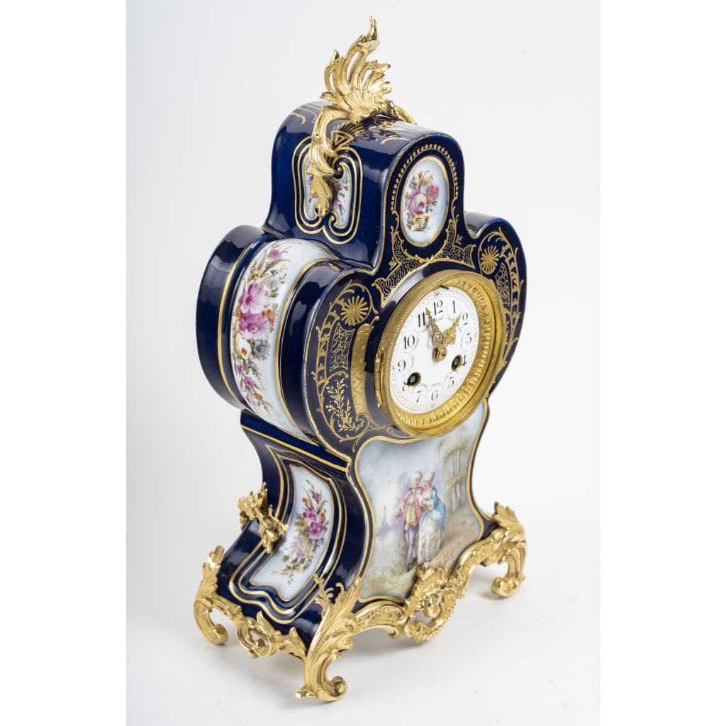 Fantaisie Galante pour Cartel à poser Néo-Rococo en porcelaine et bronze doré. Circa 1890 | Biron 
