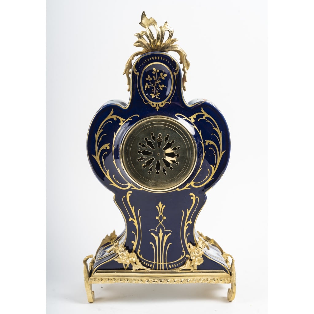 Fantaisie Galante pour Cartel à poser Néo-Rococo en porcelaine et bronze doré. Circa 1890 | Biron 