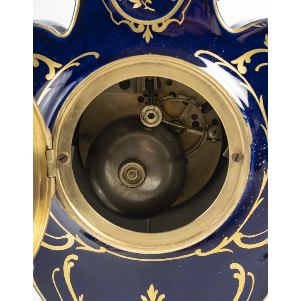 Fantaisie Galante pour Cartel à poser Néo-Rococo en porcelaine et bronze doré. Circa 1890 | Biron 
