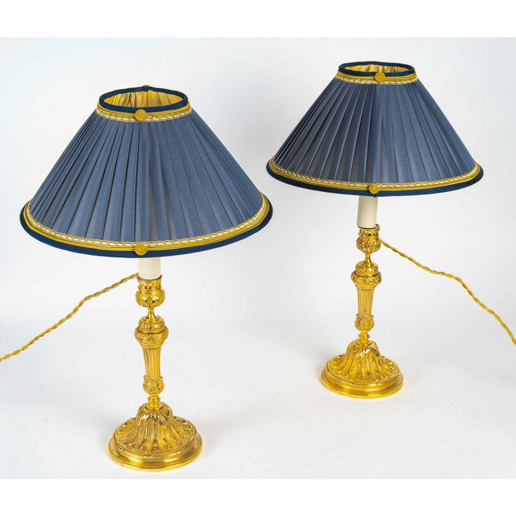 Paire de Bougeoirs vers 1820 de Style Louis XVI en Bronze Ciselé, Montée en Lampes | Biron 