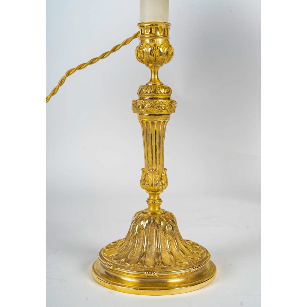 Paire de Bougeoirs vers 1820 de Style Louis XVI en Bronze Ciselé, Montée en Lampes | Biron 