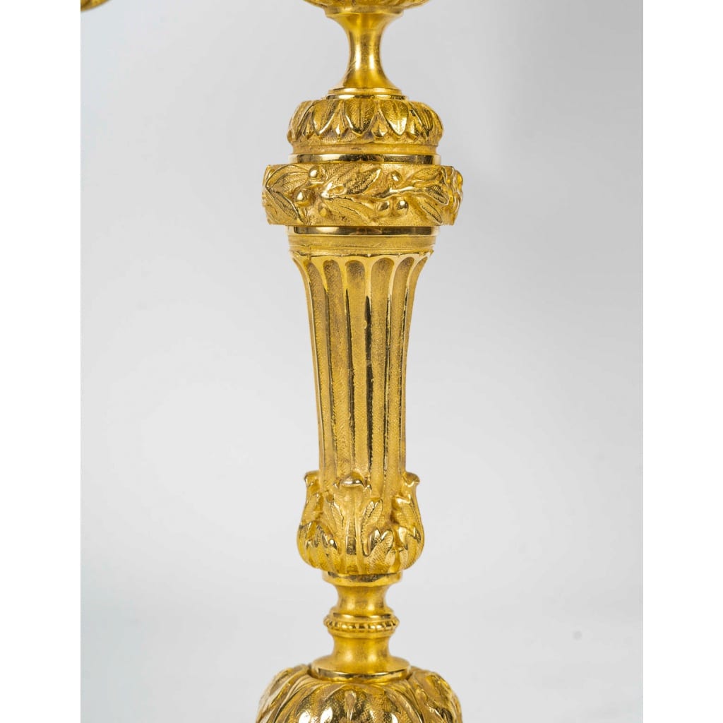 Paire de Bougeoirs vers 1820 de Style Louis XVI en Bronze Ciselé, Montée en Lampes | Biron 