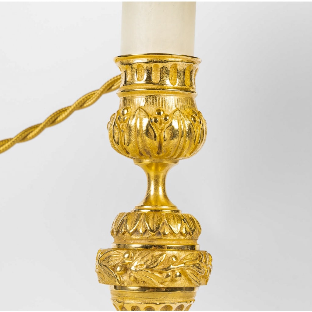 Paire de Bougeoirs vers 1820 de Style Louis XVI en Bronze Ciselé, Montée en Lampes | Biron 