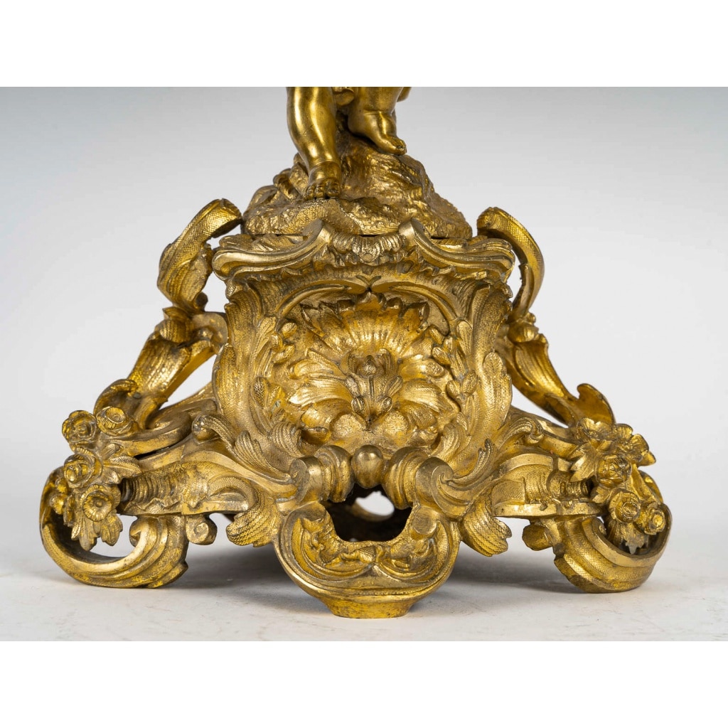 Paire de bougeoirs d’époque Napoléon III à décor de Putti en bronze doré, montée en lampes | Biron 