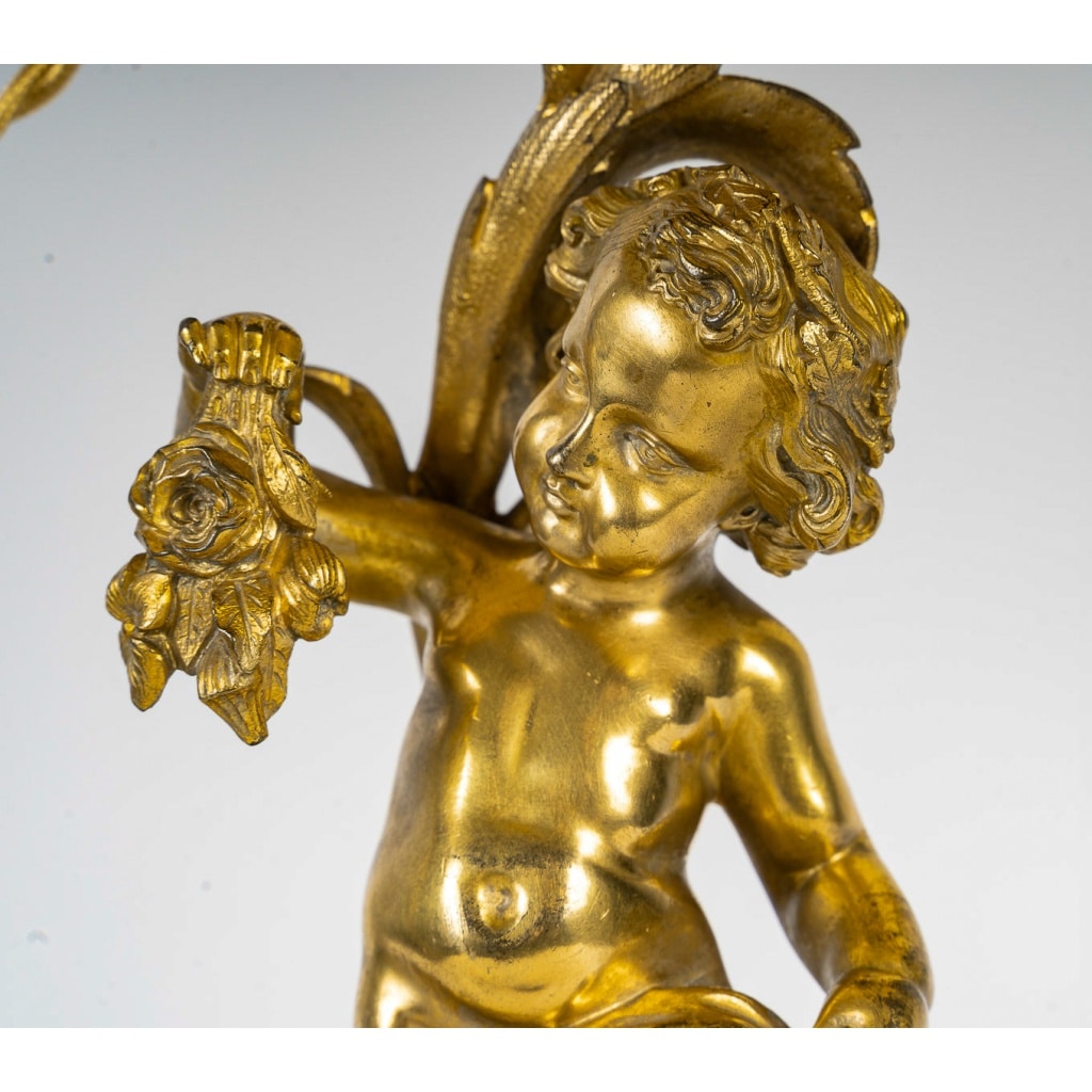 Paire de bougeoirs d’époque Napoléon III à décor de Putti en bronze doré, montée en lampes | Biron 