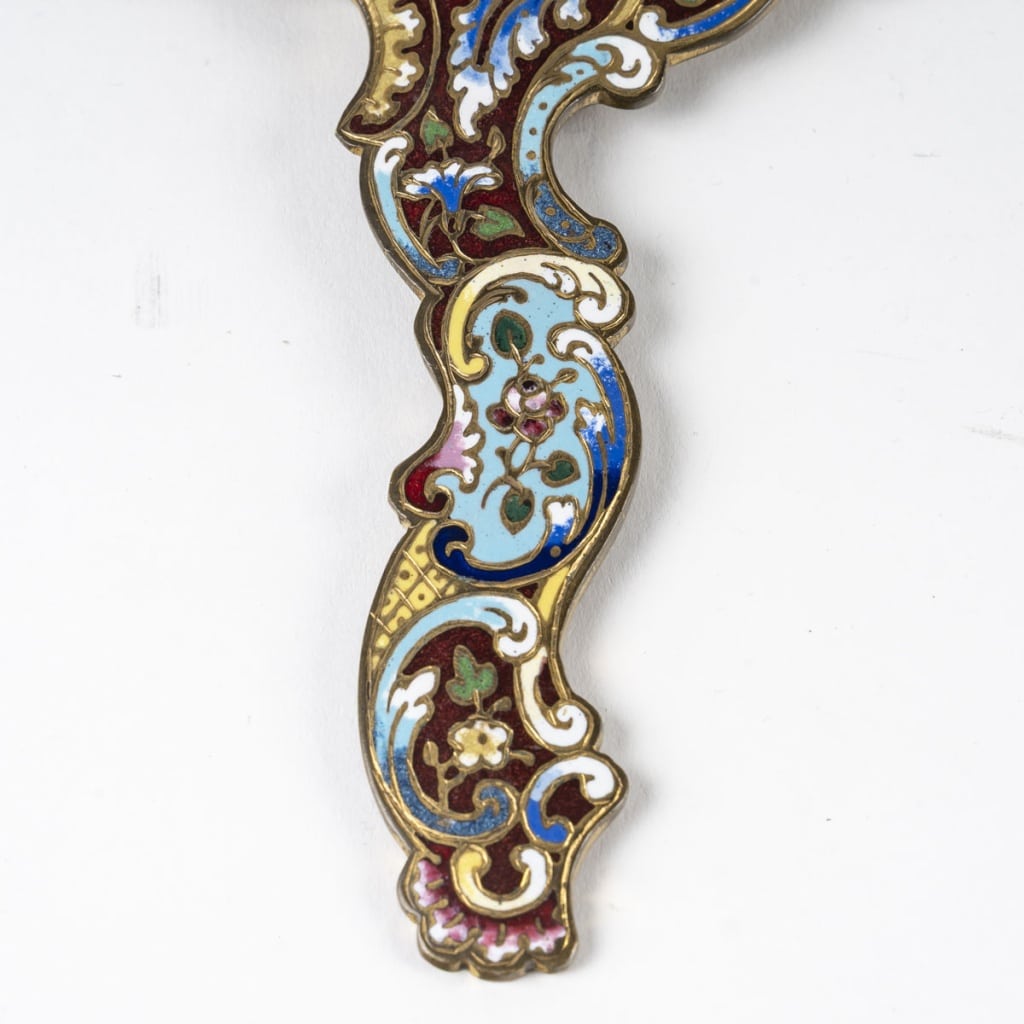 Miroir à main du 19ᵉ siècle en émail cloisonné sur bronze, avec un verre biseauté. | Biron 