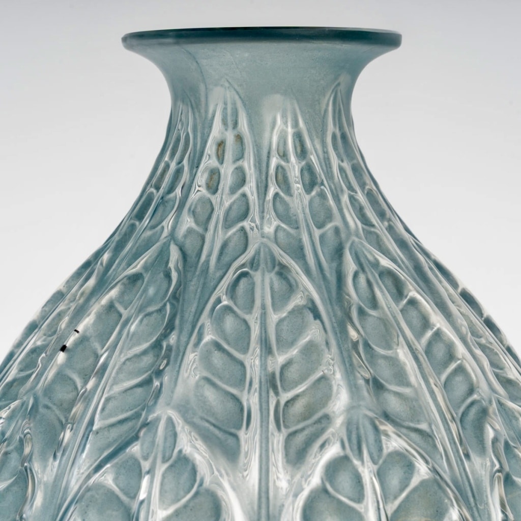 Vase « Malesherbes » verre blanc patiné bleu de René LALIQUE | Biron 
