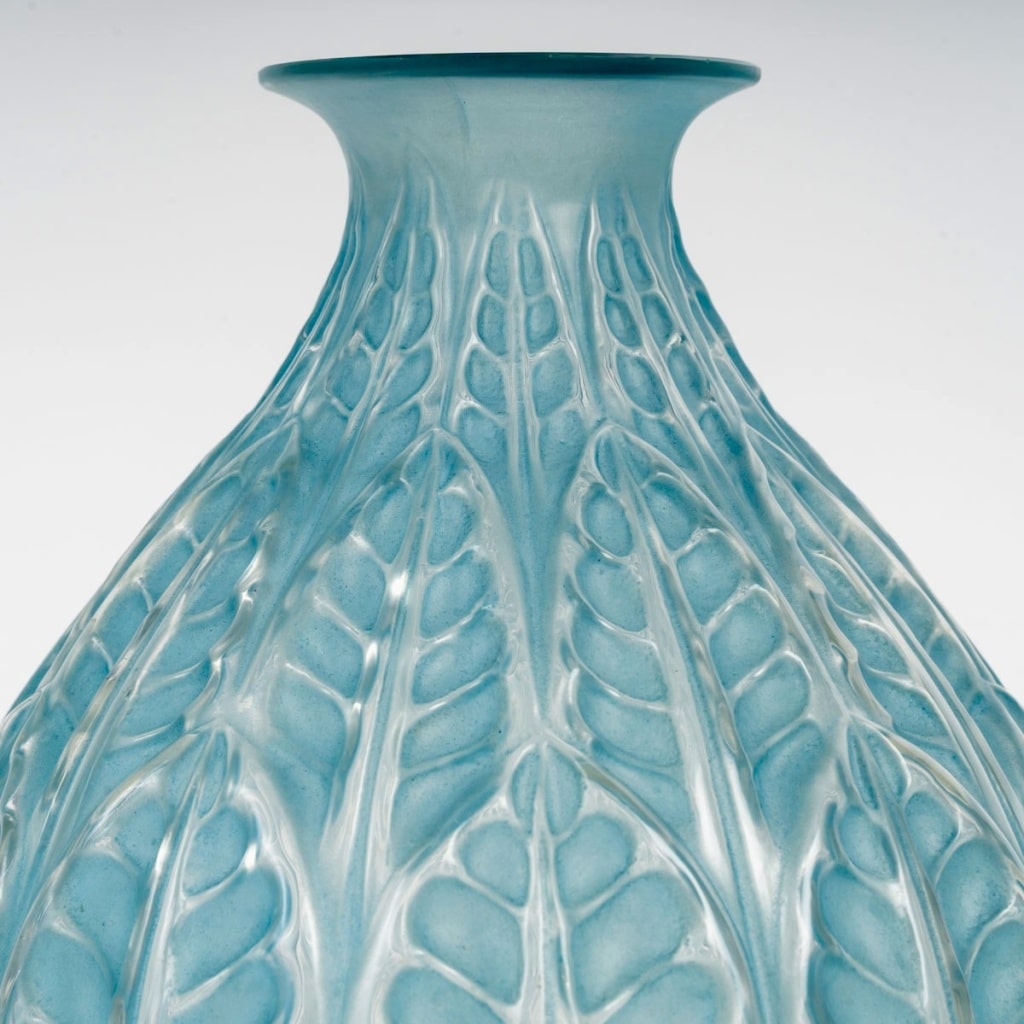 Vase « Malesherbes » verre blanc patiné bleu de René LALIQUE | Biron 