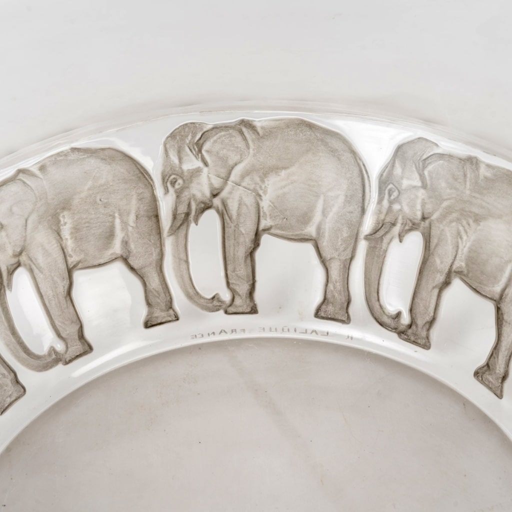 Coupe « Eléphants » verre blanc patiné gris de René LALIQUE | Biron 