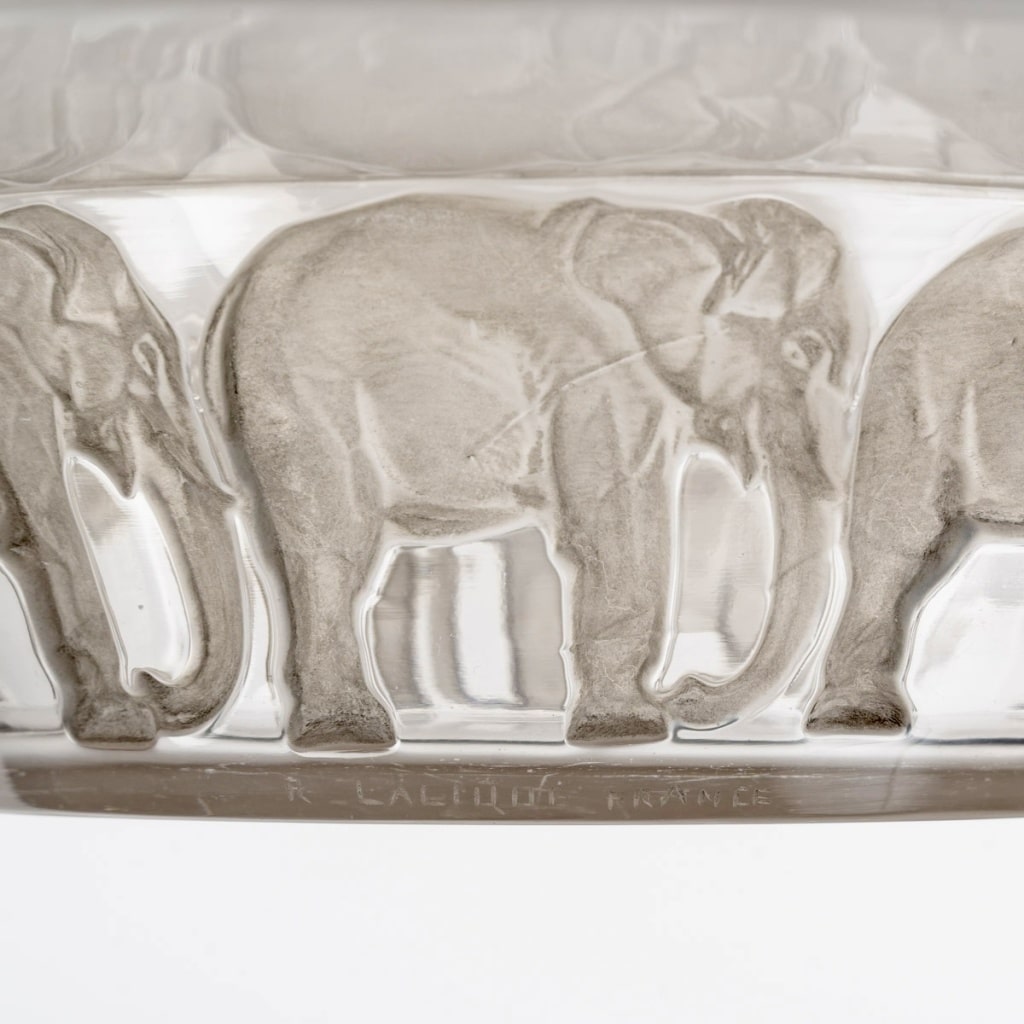 Coupe « Eléphants » verre blanc patiné gris de René LALIQUE | Biron 