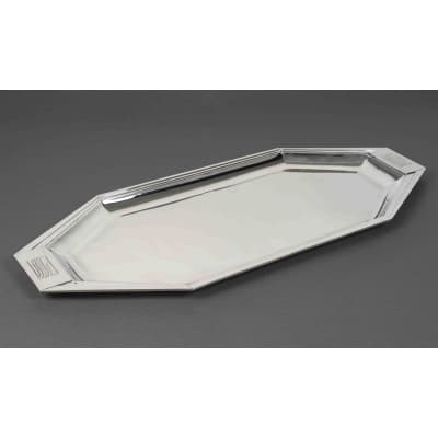 Souche-Lapparra – Plateau en argent massif époque ART DECO vers 1930 Important plateau en argent massif de forme oblongue octogonale, mi-creux. Le pourtour est formé de trois gradins et flanqués de chaque côté d’anses en aplat gravées . Dimensions : Longueur 75 cm – Largeur 31,5 cm Matière : Argent 1er titre 950/°°° Poids : 2 Kg 847 Poinçon : MINERVE Epoque : ART DECO vers 1930 Orfèvre : SOUCHE LAPPARRA Origine : France/Paris