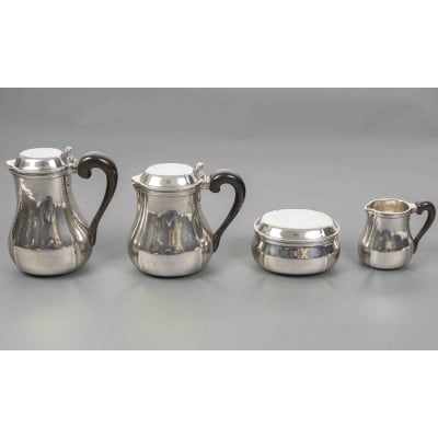 G. LECOMTE – Service thé :café 4 pièces argent massif époque ART DECO 1925 Modèle à fond plat, le corps pansu présente des côtes pincées, les cols sont soulignés d’un triple filet et les couvercles des deux théières sont munis d'un appui pouce en argent. Les anses sont en palisssandre Dimensions : Théière : haut 17cm x 12cm x 15cm - Poids : 730 grs Cafetière : haut16,5cm x 11cm x 19 cm - Poids : 742 grs Sucrier couvert :haut 13,5cm x 11cm x 8cm - Poids : 446 grs Crémier : haut 11cm x 8cm x 10 cm - Poids : 260 grs Poids total : 2 Kg.178 Matière : Argent 1 er titre Poinçon « MINERVE » Epoque :vers 1925 Orfèvre : Travail au marteau de G. LECOMTE à PARIS Bibliographie : La dinanderie Francaise 1900/ 1950 Editions de l'Amateur par Dominique Forest et Marie Cécile Forest
