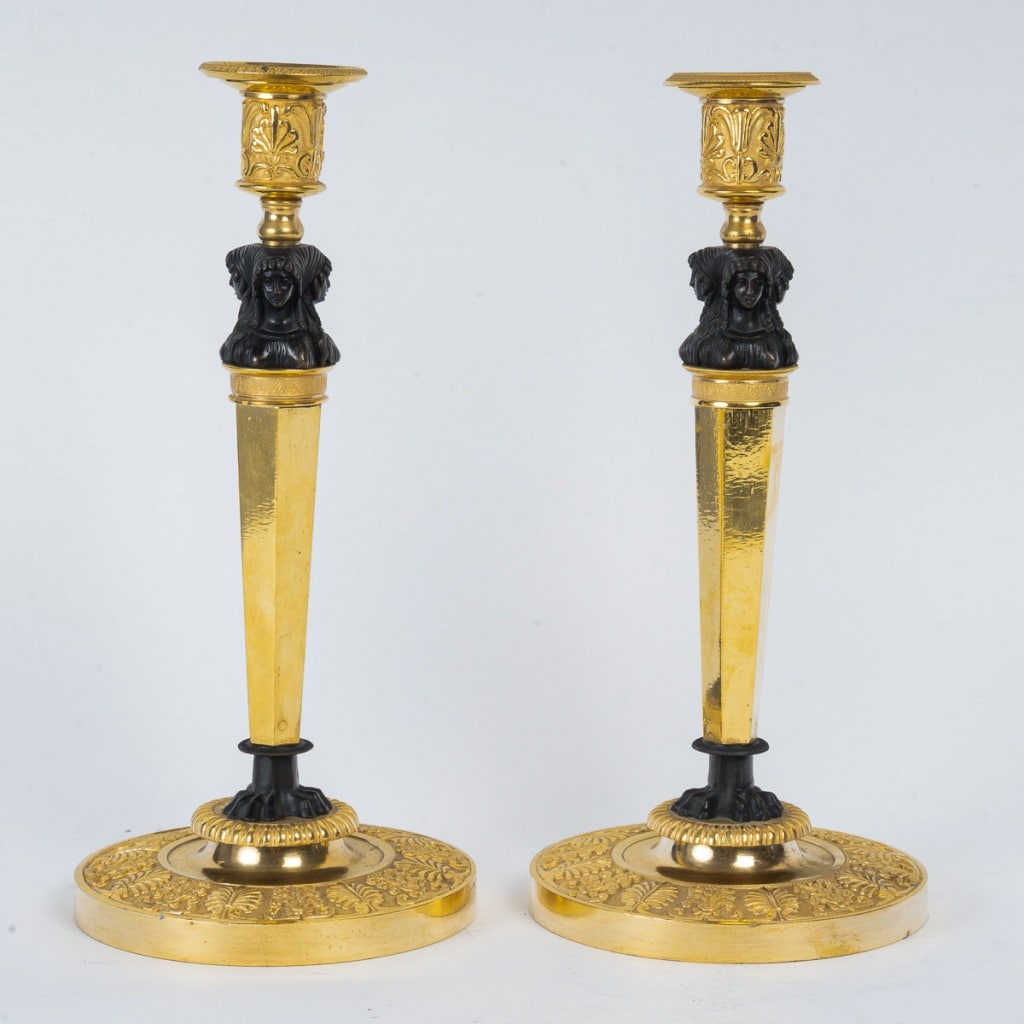 Paire de flambeaux Aux Merveilleuses attribuée à Claude Galle vers 1810, montée en lampes | Biron 