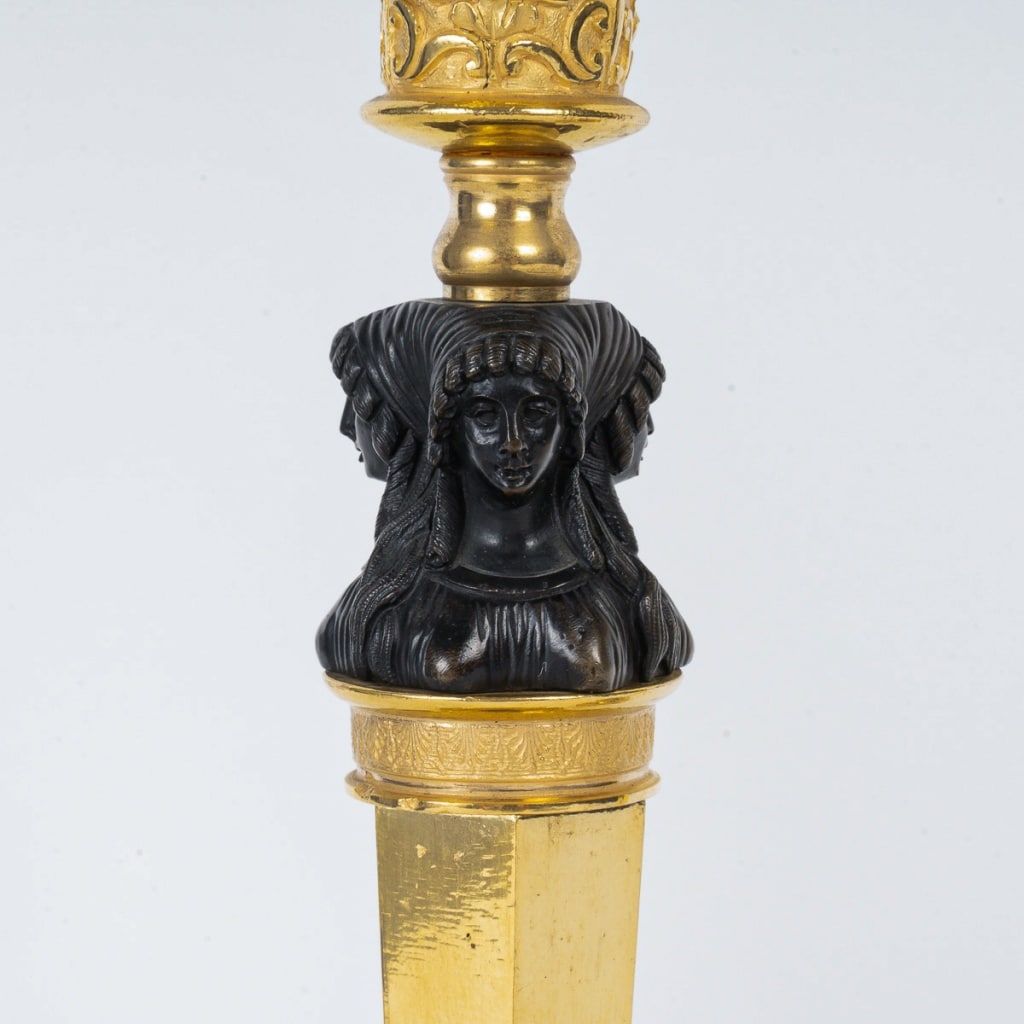 Paire de flambeaux Aux Merveilleuses attribuée à Claude Galle vers 1810, montée en lampes | Biron 