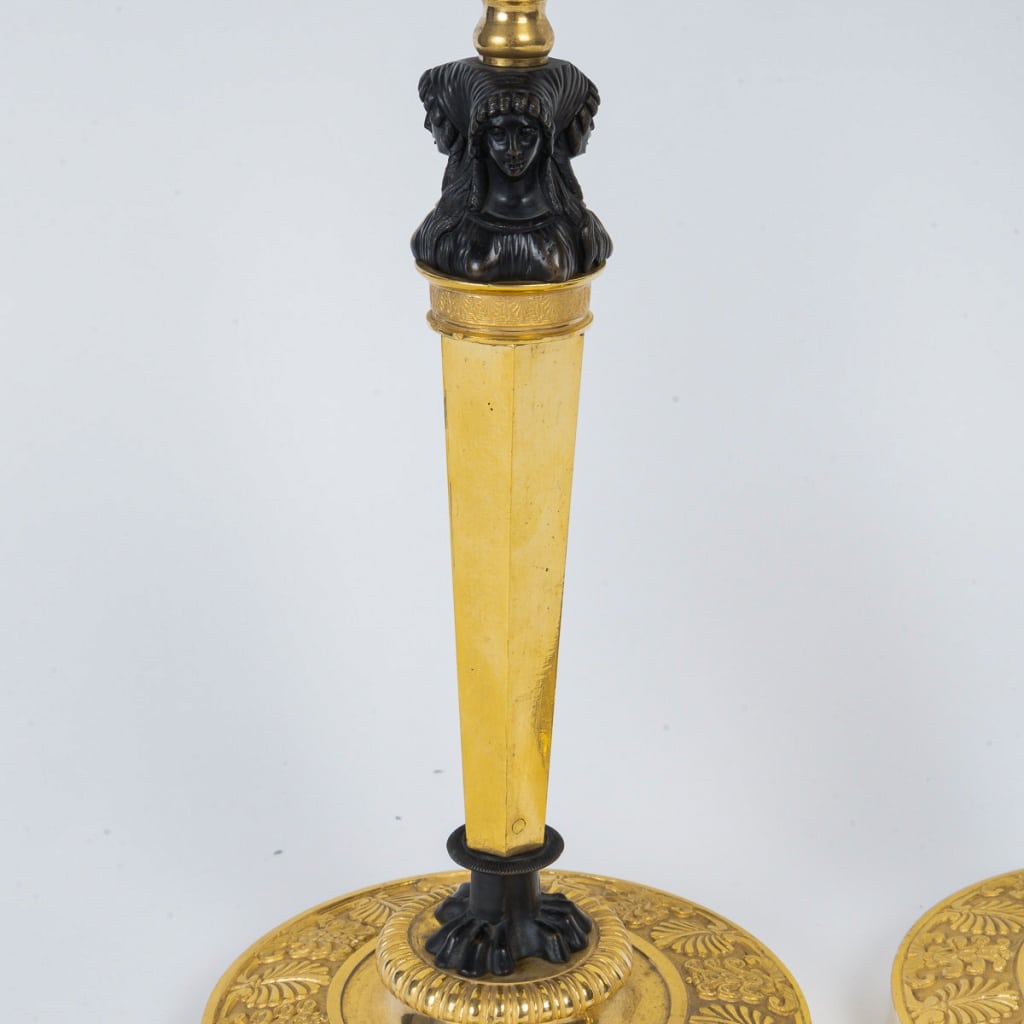 Paire de flambeaux Aux Merveilleuses attribuée à Claude Galle vers 1810, montée en lampes | Biron 