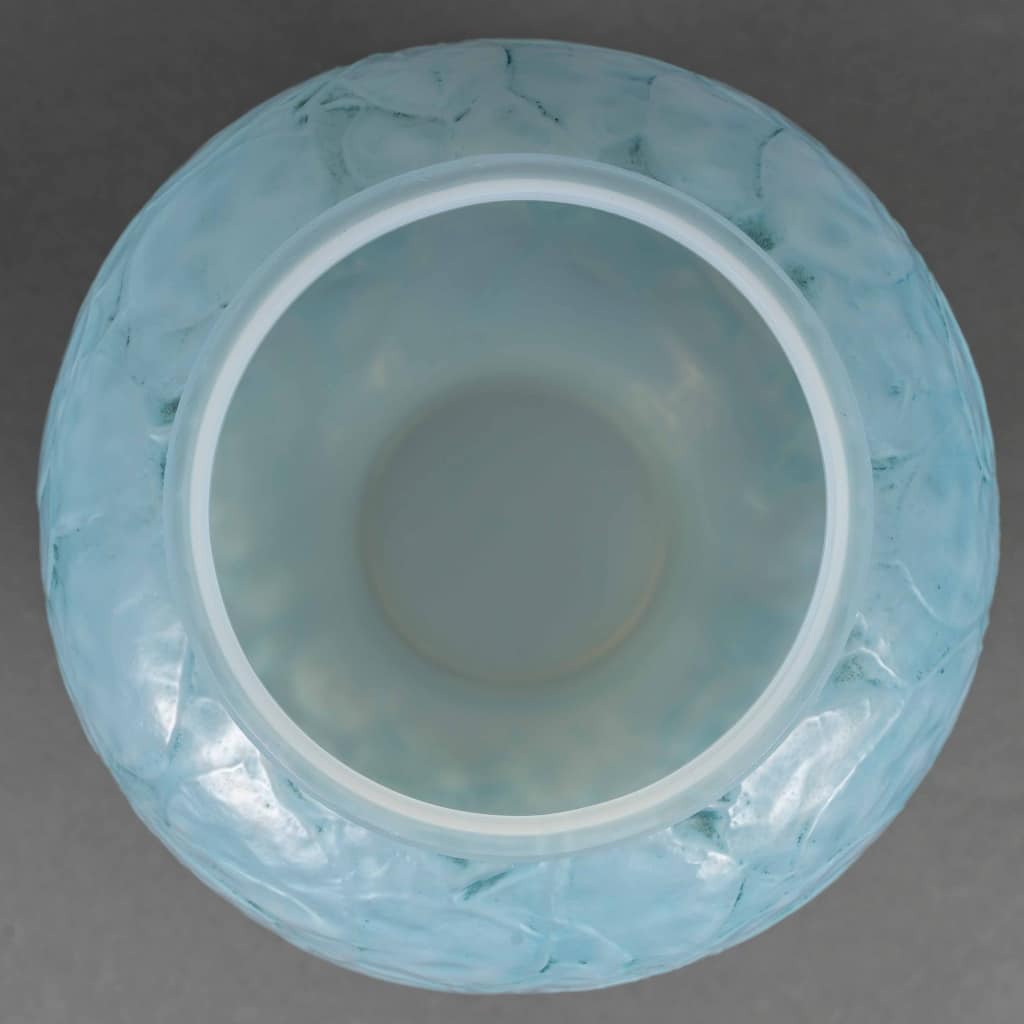 Vase « Monnaie Du Pape » verre opalescent patiné bleu de René LALIQUE | Biron 