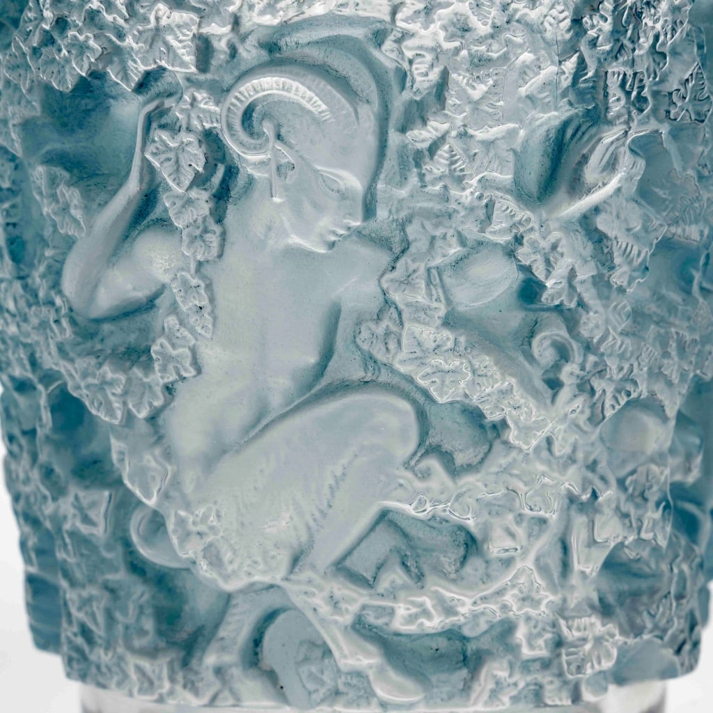 Vase « Bacchus » verre blanc patiné bleu de René LALIQUE | Biron 