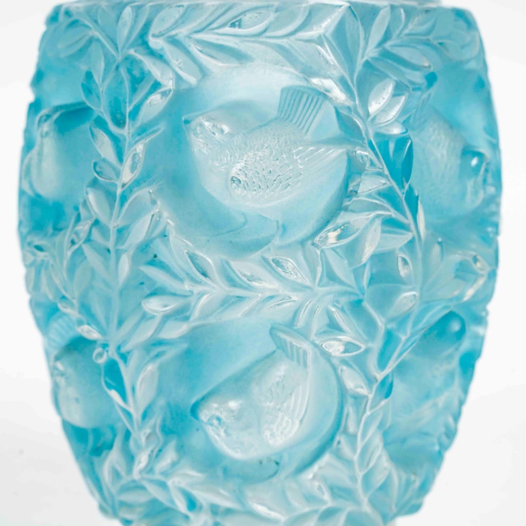 Vase « Bagatelle » verre blanc patiné bleu de René LALIQUE | Biron 
