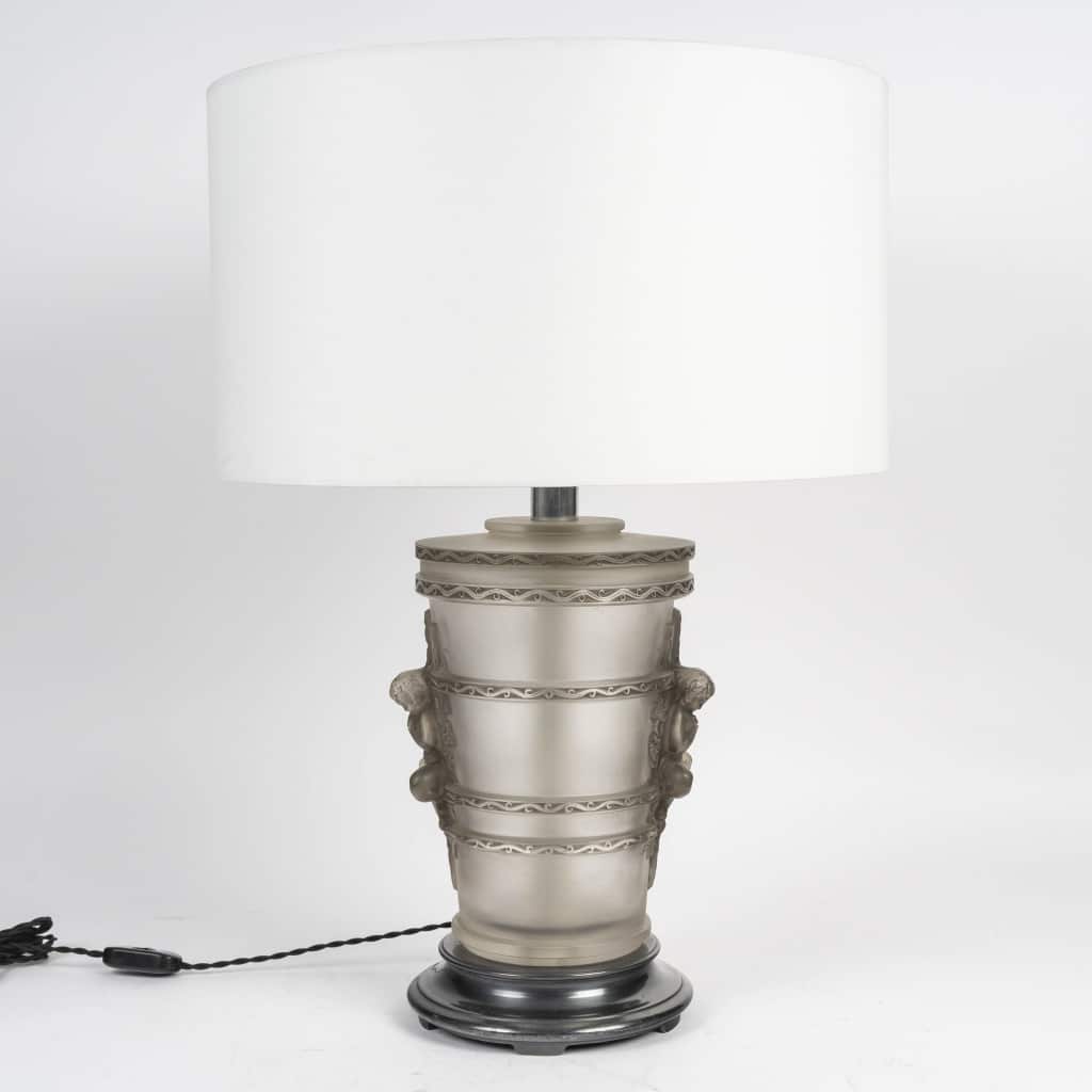 Lampe « Pan – Faune » cristal blanc patiné gris de Marc LALIQUE | Biron 