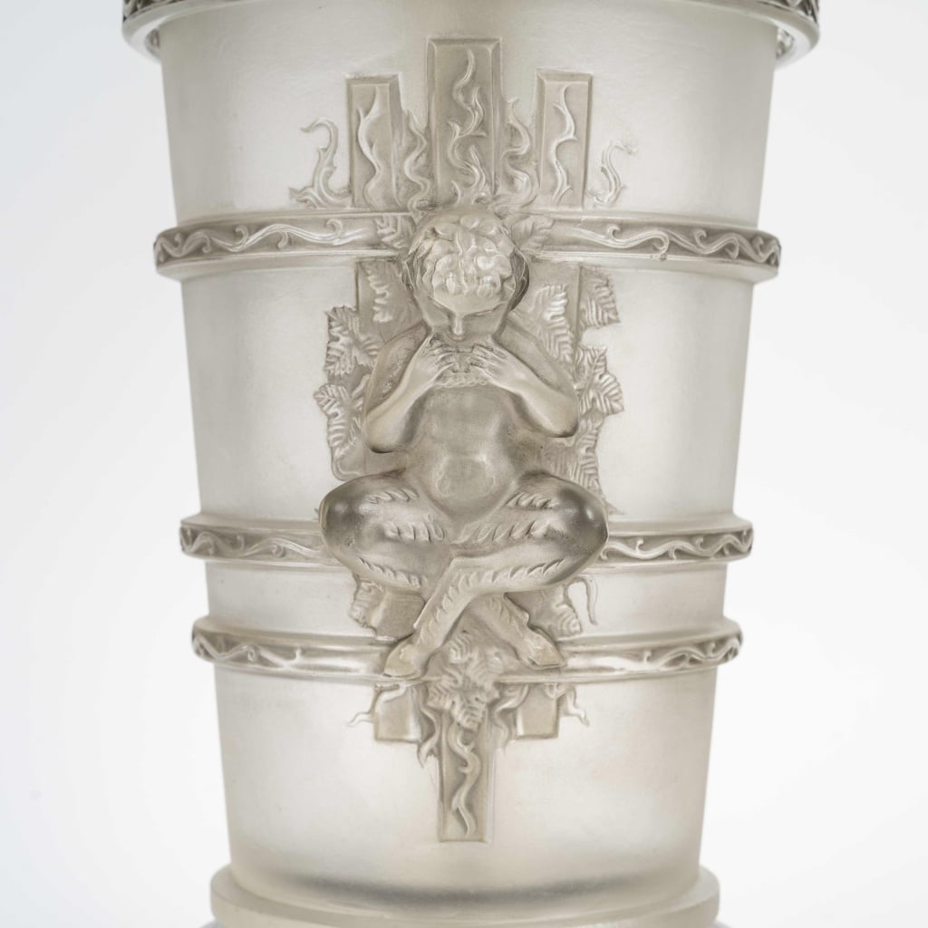 Lampe « Pan – Faune » cristal blanc patiné gris de Marc LALIQUE | Biron 
