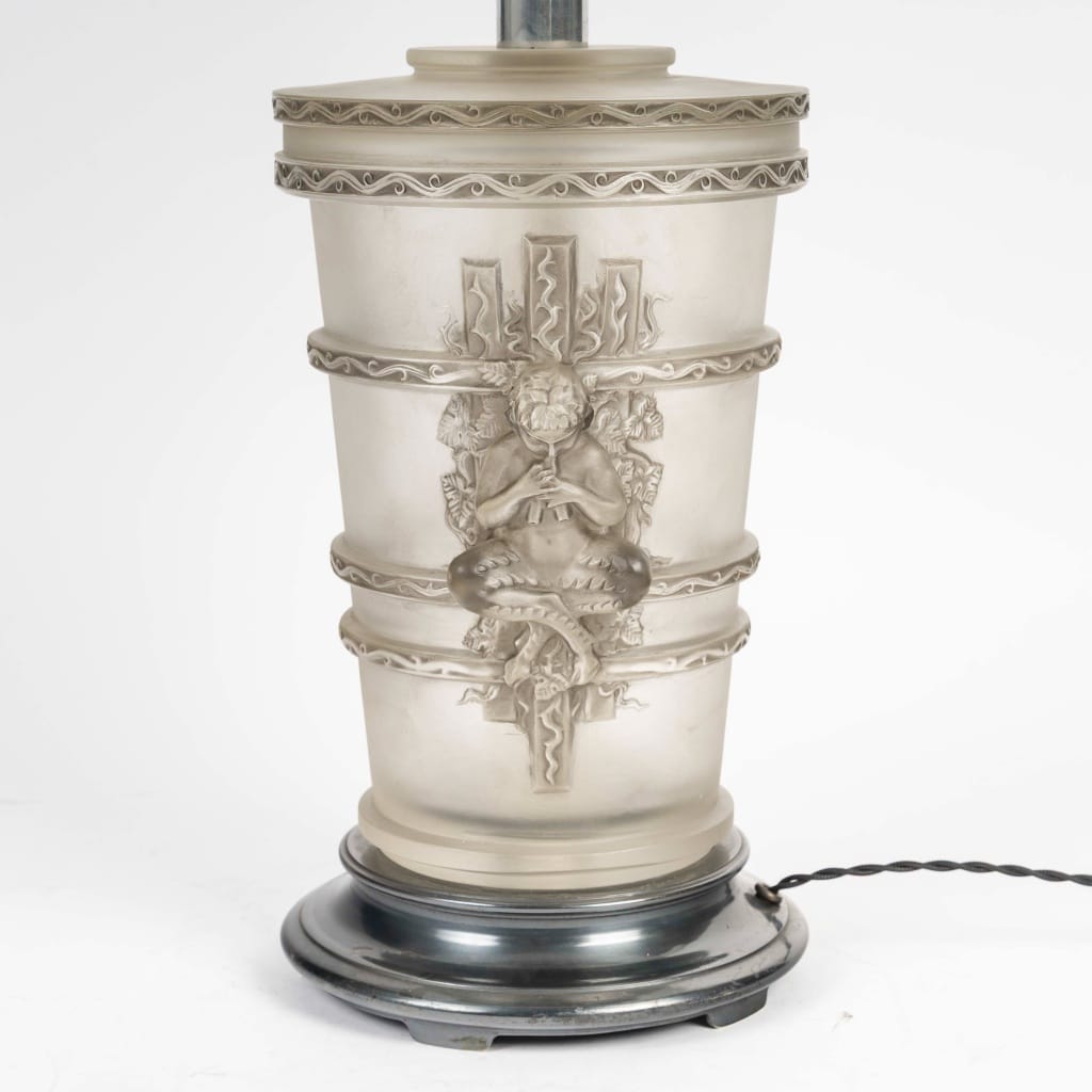 Lampe « Pan – Faune » cristal blanc patiné gris de Marc LALIQUE | Biron 