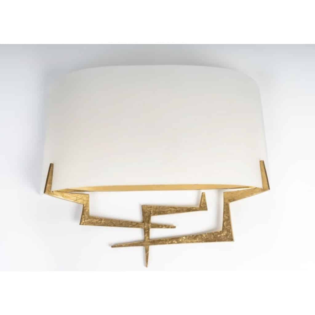 1970 Paire d’appliques murales en fer forgé martelé et opaline par Maison Roche | Biron 