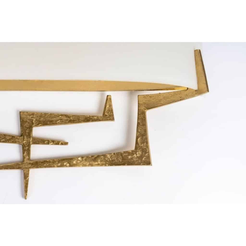 1970 Paire d’appliques murales en fer forgé martelé et opaline par Maison Roche | Biron 