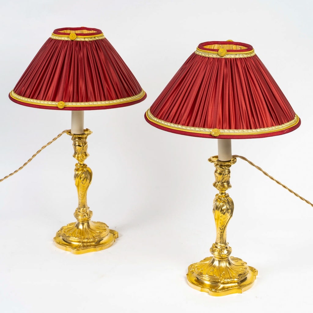 Paire de Flambeaux Rocaille Montée en Lampes en Bronze Ciselé et Doré Style Louis XV vers 1850 | Biron 