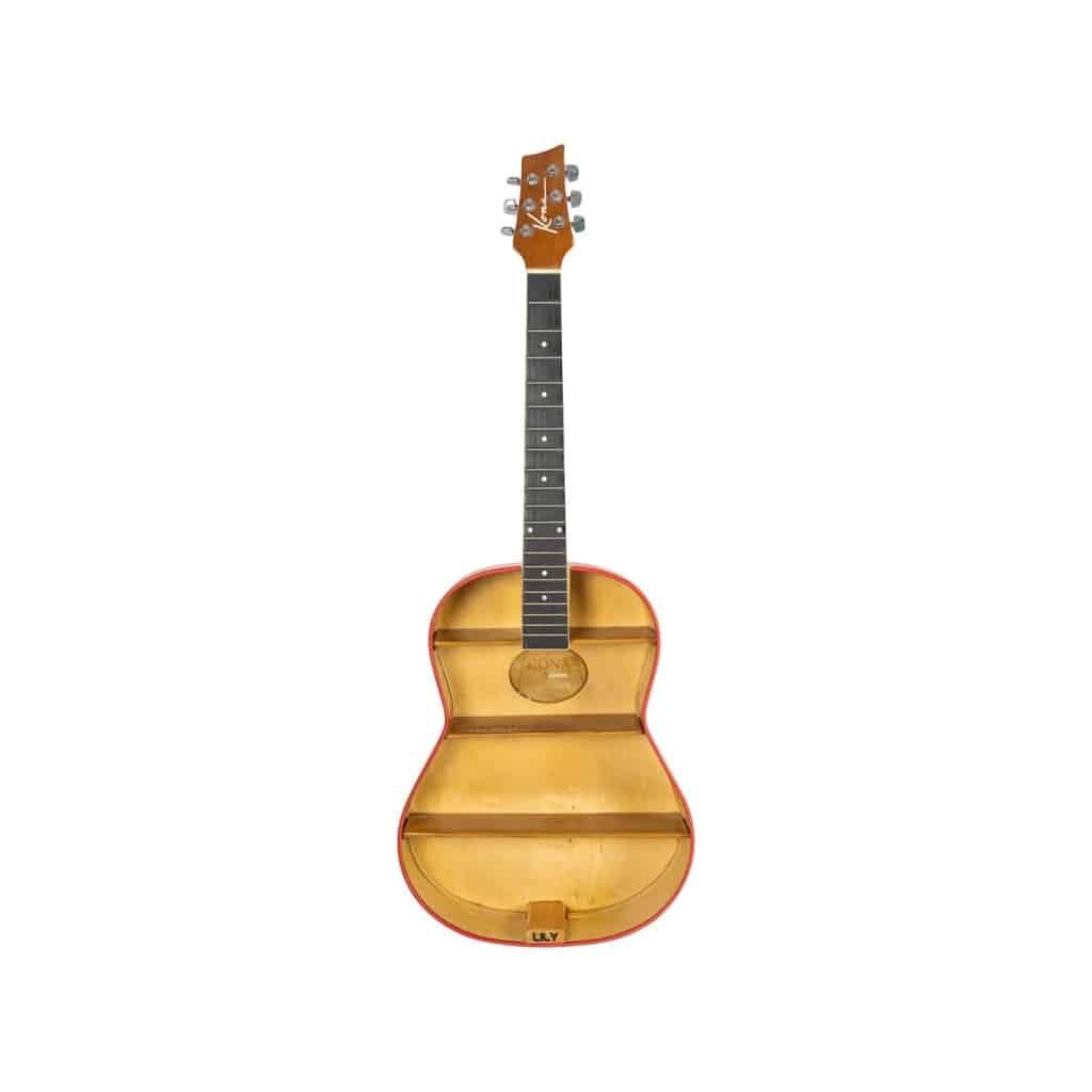 Guitare Kona transformée en étagère, XXème siècle. | Biron 