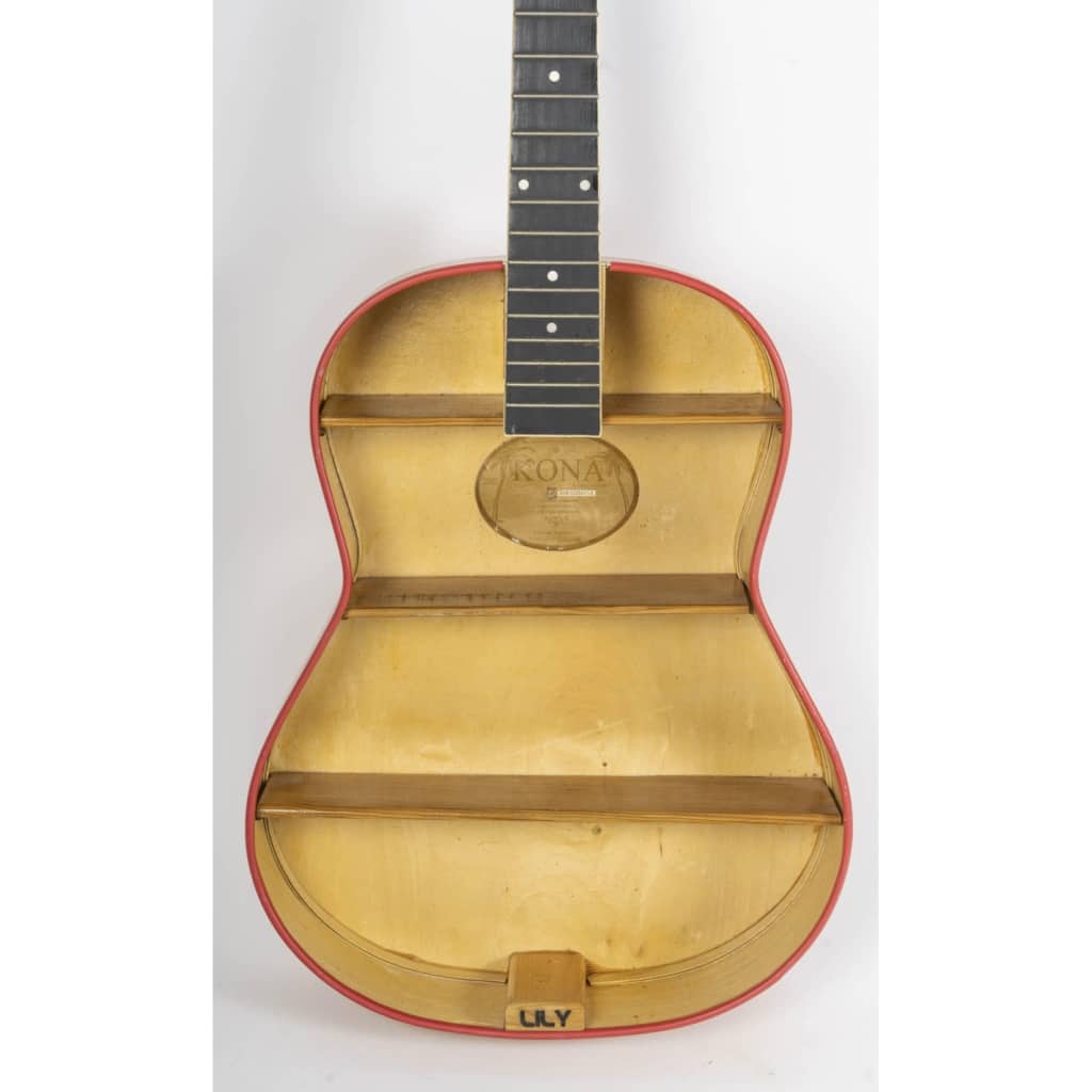 Guitare Kona transformée en étagère, XXème siècle. | Biron 