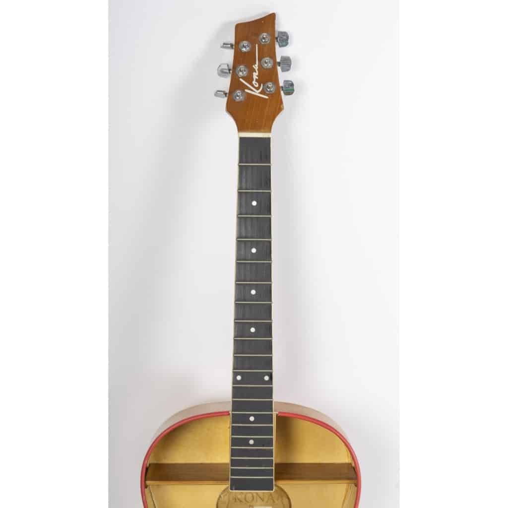 Guitare Kona transformée en étagère, XXème siècle. | Biron 