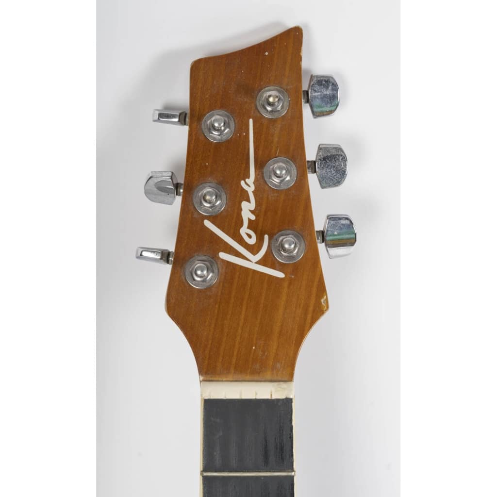 Guitare Kona transformée en étagère, XXème siècle. | Biron 