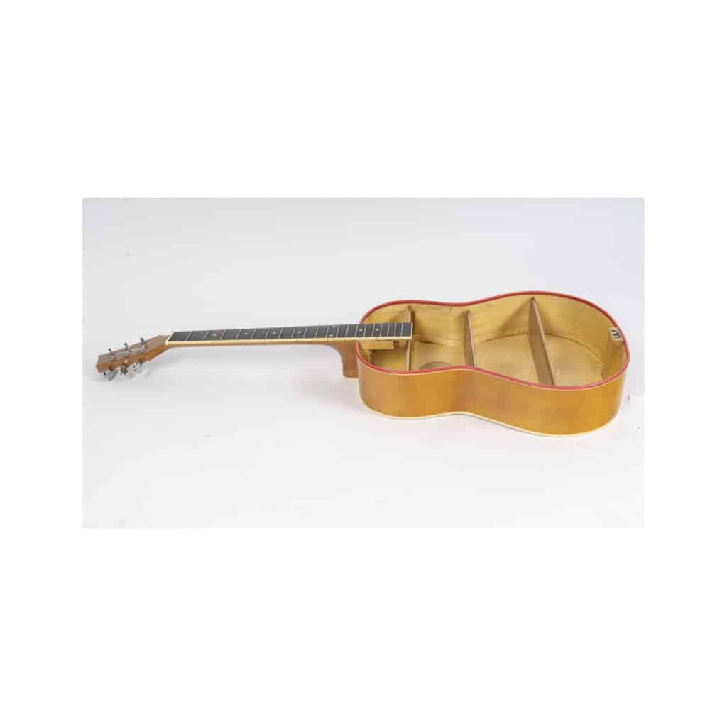 Guitare Kona transformée en étagère, XXème siècle. | Biron 