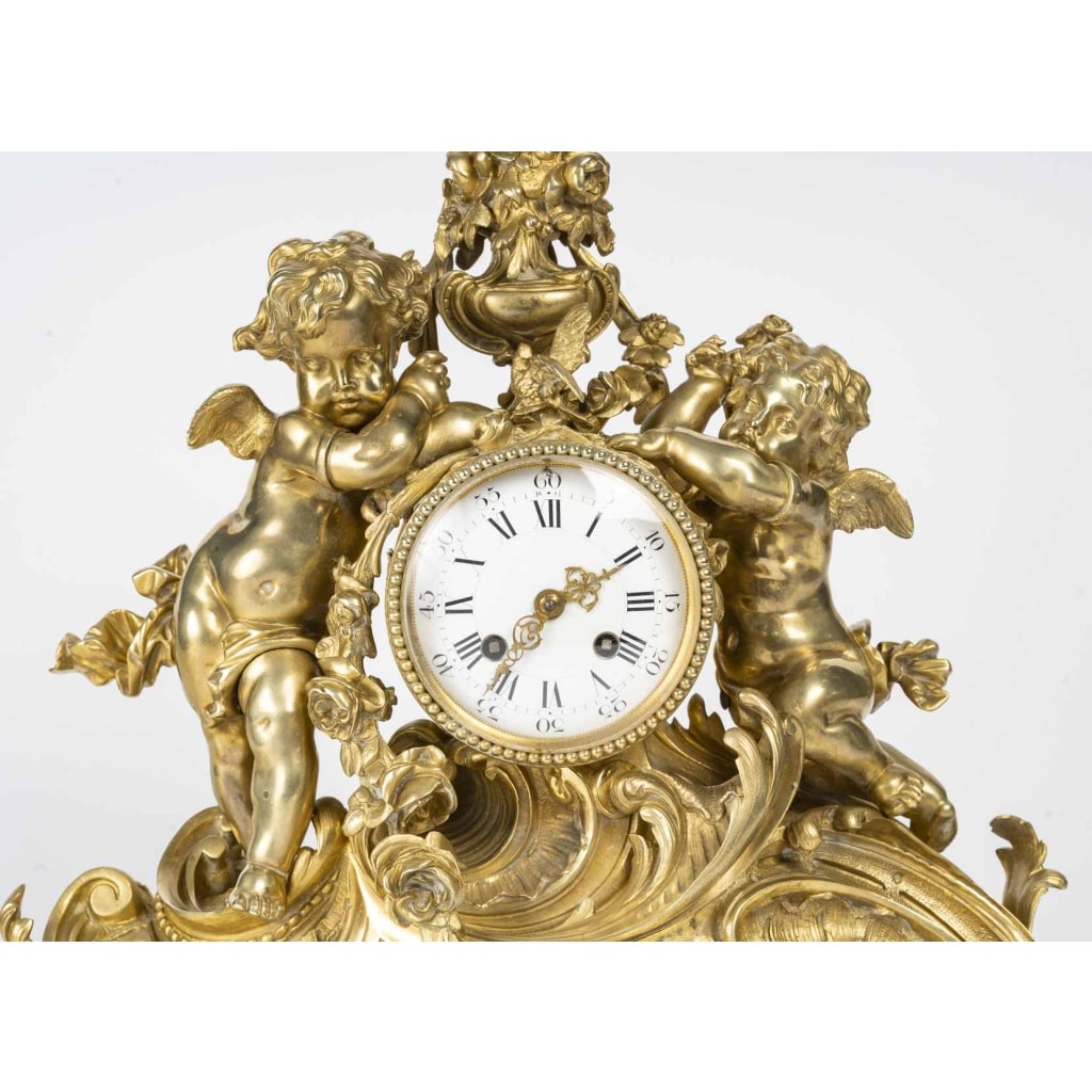 Pendule Néo-Louis XV en bronze doré aux Génies du Printemps. Circa 1880 | Biron 