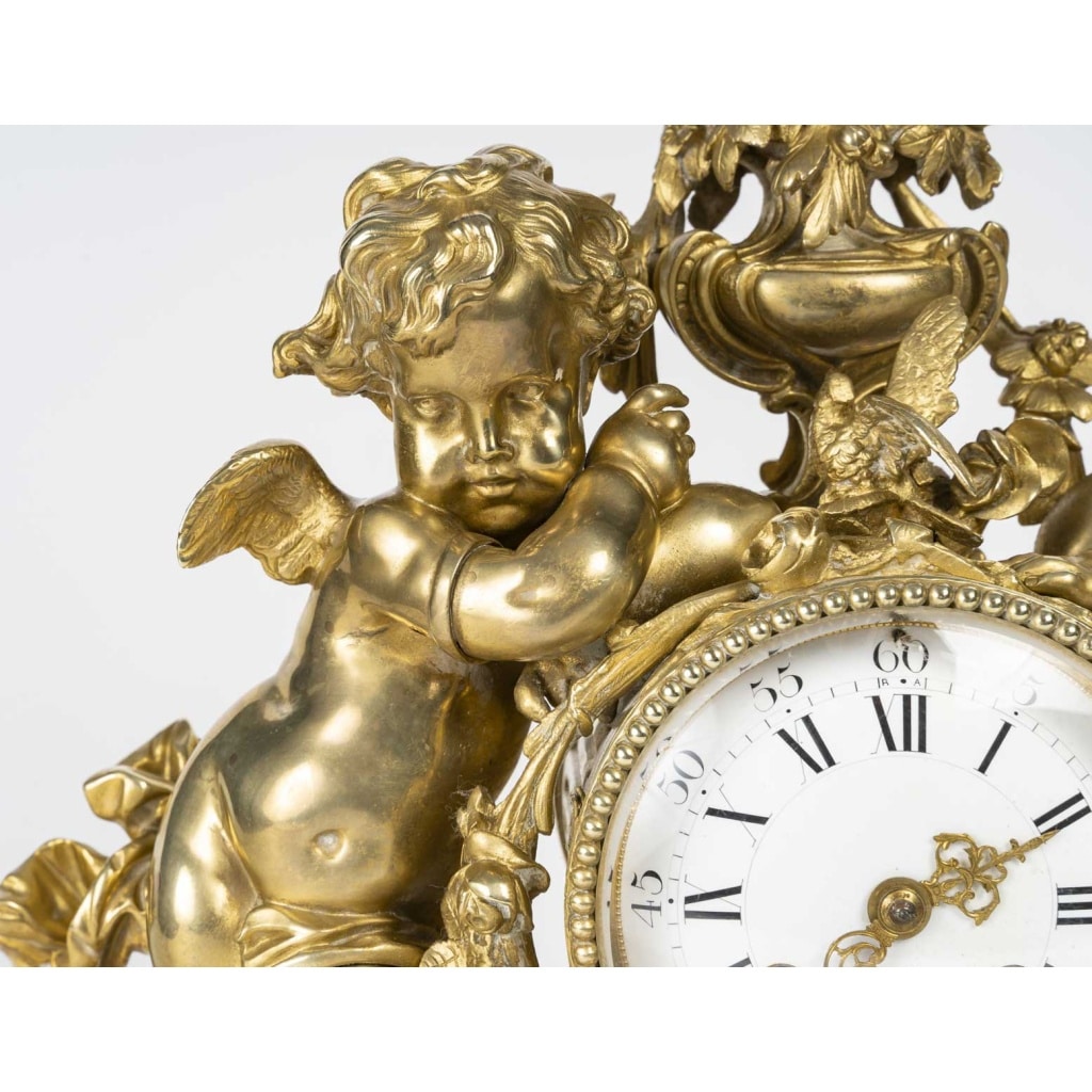 Pendule Néo-Louis XV en bronze doré aux Génies du Printemps. Circa 1880 | Biron 