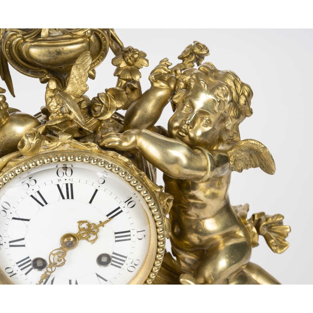 Pendule Néo-Louis XV en bronze doré aux Génies du Printemps. Circa 1880 | Biron 