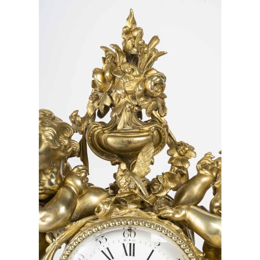Pendule Néo-Louis XV en bronze doré aux Génies du Printemps. Circa 1880 | Biron 