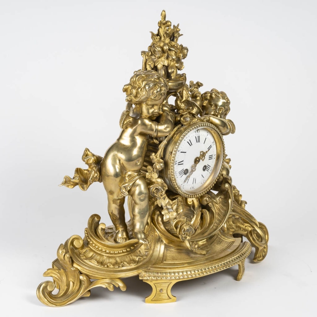 Pendule Néo-Louis XV en bronze doré aux Génies du Printemps. Circa 1880 | Biron 