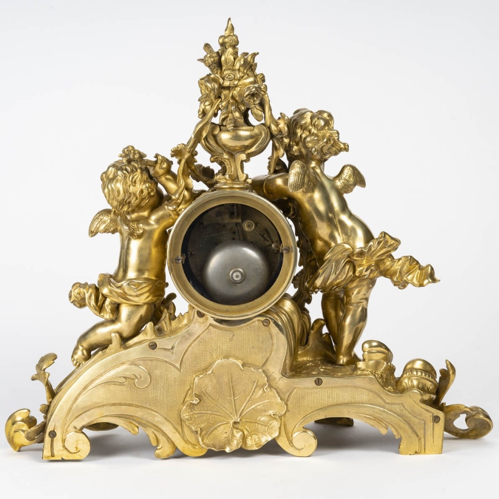 Pendule Néo-Louis XV en bronze doré aux Génies du Printemps. Circa 1880 | Biron 