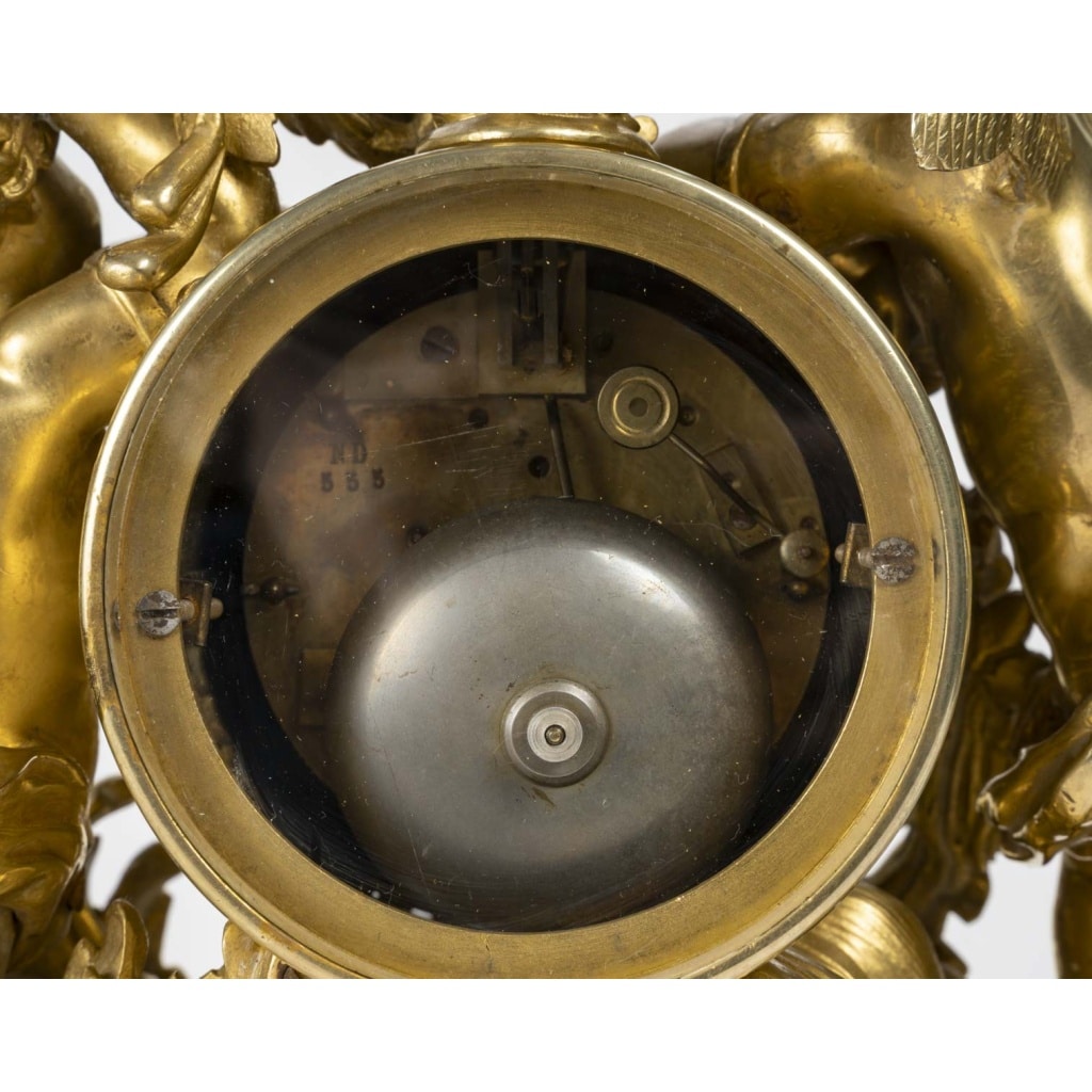 Pendule Néo-Louis XV en bronze doré aux Génies du Printemps. Circa 1880 | Biron 