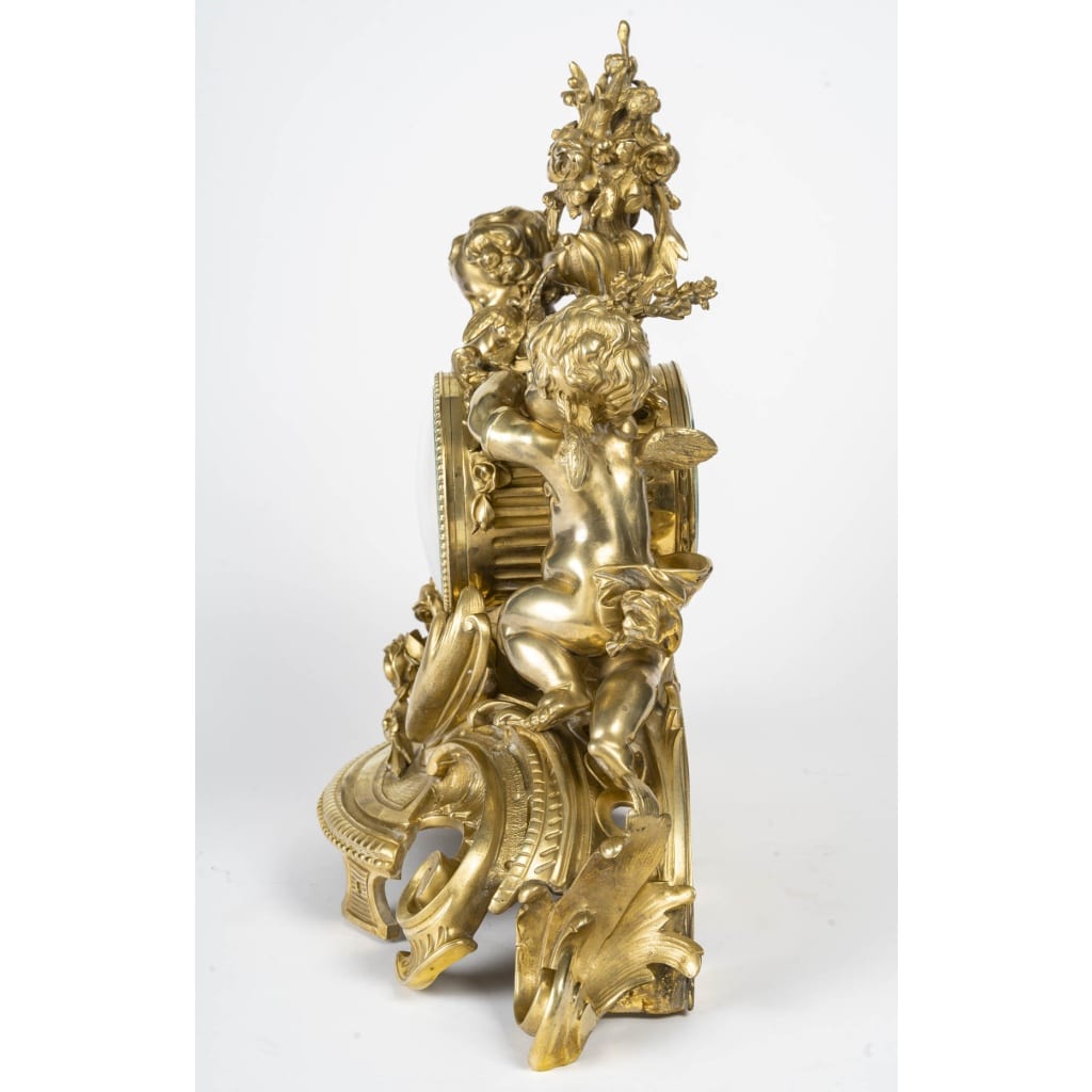 Pendule Néo-Louis XV en bronze doré aux Génies du Printemps. Circa 1880 | Biron 