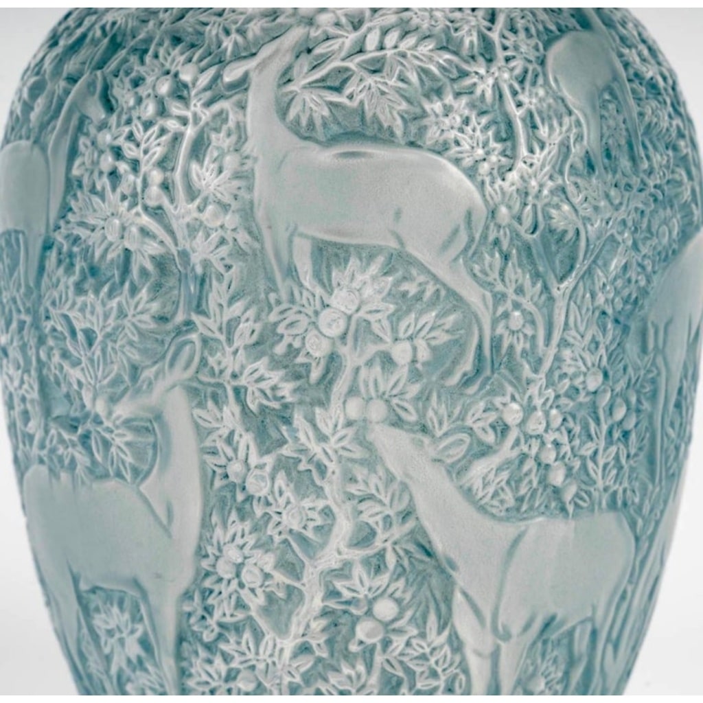 Vase « Biches » verre blanc patiné bleu de René LALIQUE | Biron 